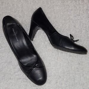 Predictions 11W (wide width) Women's Classic Black Heels with Bow Accent